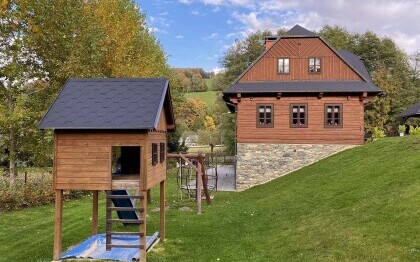 Roubenka u rybníka s rybolovem
