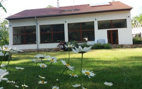 Pohled ze zahrady na verandu
