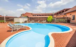 Töltődjön fel Alamóc közelében a Hotel Aldo ***-ban reggelivel/félpanzióval, úszómedencével és bowlinggal