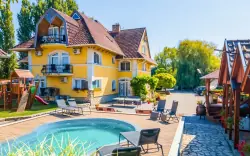 Balatonföldvár: Balaton-parti pihenés a Jade Panzióban reggelivel/félpanzióval, medencével és grillezéssel
