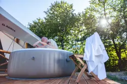 Pezsgőfürdő, ForRest Glamping, Besztercebánya, Szlovákia
