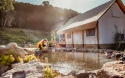 Pihenés Besztercebánya és a Bacsófalvi víztározó közelében a ForRest Glamping luxus házikójában