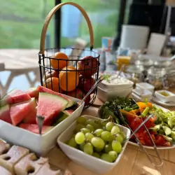 Reggeli, ForRest Glamping, Besztercebánya, Szlovákia