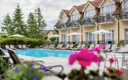 Letovisko Rewal na břehu Baltského moře: Hotel Alcest *** přímo u pláže se snídaní a wellness (bazén, vířivka)