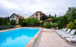 Ogród z basenem i częścią wypoczynkową, Pensjonat Pulse Podhájska