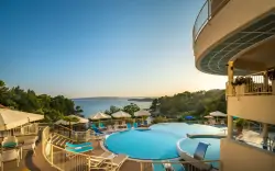 Krk-sziget: Tengerparti nyaralás a Hotel Sunny Krk ***-ben bővített félpanzióval és medencével