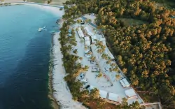 Horvátország: Brač 30 m-re a tengertől a Boutique Camping Bunja házikójában + légkondicionálás, saját strand 