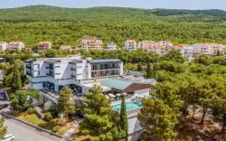 Crikvenica 500 m od moře a pláže v Hotelu Ad Turres *** se 2 bazény, polopenzí a dítětem do 12 let zdarma