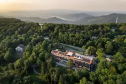 Kikapcsolódás Dobogókőn a 4*-os Cardoner Hotel és Konferenciaközpontban félpanzióval és wellnessel