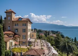 Letovisko Gardone Riviera u Lago di Garda v 5* Hotelu Villa Del Sogno se snídaněmi a venkovním bazénem + víno