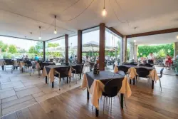 Restaurace s terasou, Residence Primera, Moniga del Garda 8BS), Itálie