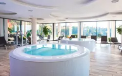 Lázně Velichovky: K-Triumf Resort **** se snídaní a privátním wellness (2 vířivky, parní sauna) + láhev vína
