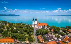 Hotel leży zaledwie 350 m od Balatonu