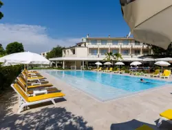 Jazero Garda v letovisku Sirmione: Hotel Du Parc **** s polpenziou, vonkajším bazénom a vírivkou + animácie 