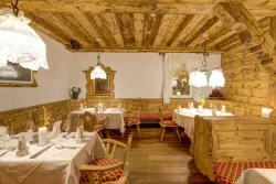 Rustikální restaurace, Alpenhotel Speckbacher Hof ****, Gnadenwald, Rakousko