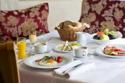 Snídaňový stůl, Hotel Auhof ****, Grossarl, Rakousko
