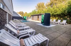 Lehátka u bazénu, Hunguest Hotel Béke ****, Hajdúszoboszló, Maďarsko