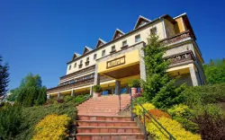 Kiszuca-Beszkidek: Pihenés a Hotel Husárik ****-ban reggelivel/félpanziós ellátással és medencével