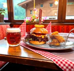 Burger és sör, Pension Kohlplatzl, Hopfgarten in Defereggen, Ausztria