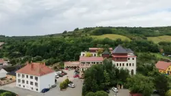 Jižní Morava nedaleko vodní nádrže Nové Mlýny v Hotelu Kurdějov *** se snídaní, vířivým bazénem a 2 saunami