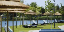 Lehátka pri vode, Hungarospa Thermal Hotel ***, Hajdúszoboszló, Maďarsko