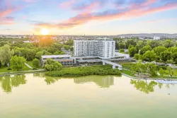 Pobyt na brehu Balatonu v Hoteli Helikon ****+ s polpenziou a wellness neobmedzene s bazénom + vírivky a sauny