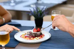 Dezert s ovocem, Hotel Yacht Wellness & Business ****, Siófok, Maďarsko