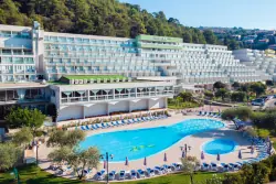 Medencés szálloda, a **Hotel Hedera** Rabacon, Horvátországban