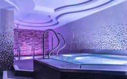 Látogasson el a wellnessrészlegbe is, ahol pezsgőfürdő és szaunák várják.