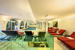 Relax zóna s lehátky, Pytloun Schlosshotel Weikersdorf ****, Baden, Rakousko