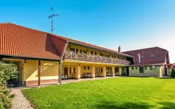 Dunajská Streda: Pensjonat Fortune z obiadokolacją i wstępem do Thermalpark z basenami termalnymi + tenis 