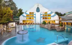 Hévíz: NaturMed Hotel Carbona **** s polopenzí/plnou penzí a neomezeným termálním wellness + masáž a drink