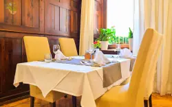 Stůl v restauraci, Ferienhotel Alber ***, Mallnitz, Alpy, Rakousko