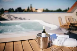 Kültéri pezsgőfürdő, Resort Lednice EisGrub ***, Lednice, Csehország