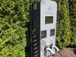 Elektromos töltőállomás, Hotel Platan, Gdańsk, Lengyelország
