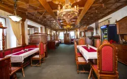 Hotelová restaurace se vzácným kazetovým stropem, Boží Dar