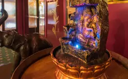 Hotel zdobią ciekawe rzeźby i obrazy