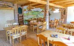 V restauraci penzionu se podává polopenze