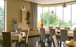 Hotelowa restauracja zaprasza do siedzenia z widokiem