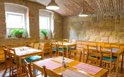 Hotelowa restauracja zaprasza do siedzenia z widokiem