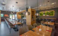 Prostory restaurace jsou na úrovni