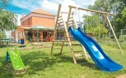 Plac zabaw dla dzieci za pensjonatem U Veličky, Strážnice