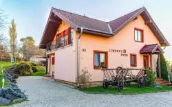 Tatry Wysokie: Pensjonat Limbový dwór ze śniadaniem, butelką wina i zniżką do term i Tricklandii + wino i kawa