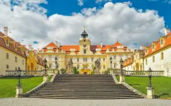 Zamek Valtice znajduje się zaledwie 400 m od obiektu