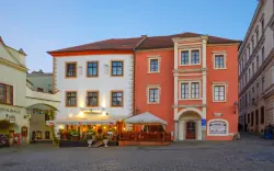 Český Krumlov: Pobyt priamo v centre luxusne v Depandancii Hotela Grand **** s raňajkami/polpenziou + Prosecco