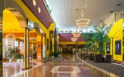 A folyosó, a lobby és a szálloda belső terei igazán luxusérzetet keltenek.