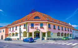 A Hotel N *** Znojmo külvárosában található