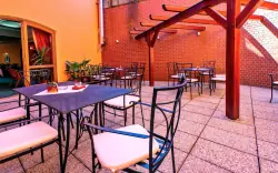 Nyáron jól jön a szabadtéri ülőhely, Hotel N, Znojmo