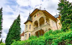 A Luhačovice kormányzati villa közvetlenül a fürdőpark mellett áll
