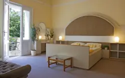 Kétágyas retro/VIP szoba erkéllyel, kormányvilla